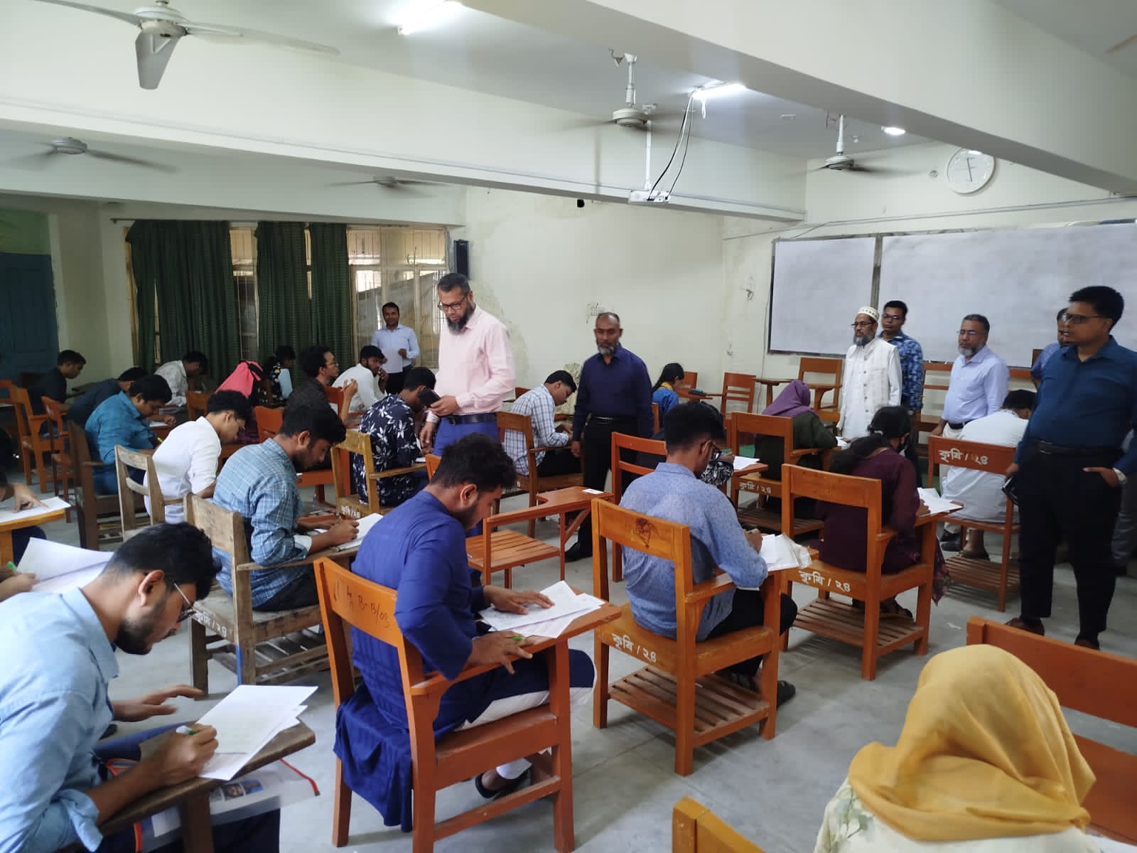 সুষ্ঠু ও শান্তিপূর্ণ পরিবেশে পটুয়াখালী ভার্সিটিতে গুচ্ছ এ ইউনিটের ভর্তি পরীক্ষা অনুষ্ঠিত।