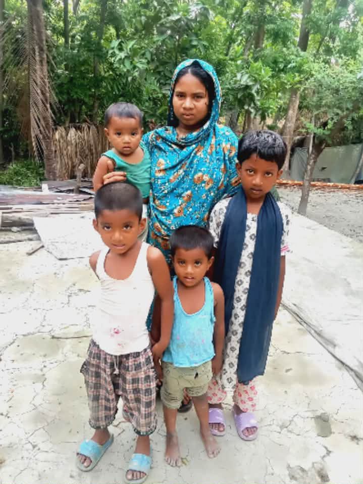 কাঠালিয়ায় গৃহ কষ্টে ভুগছে ৪ সন্তানের জননী মুন্নি বেগম।