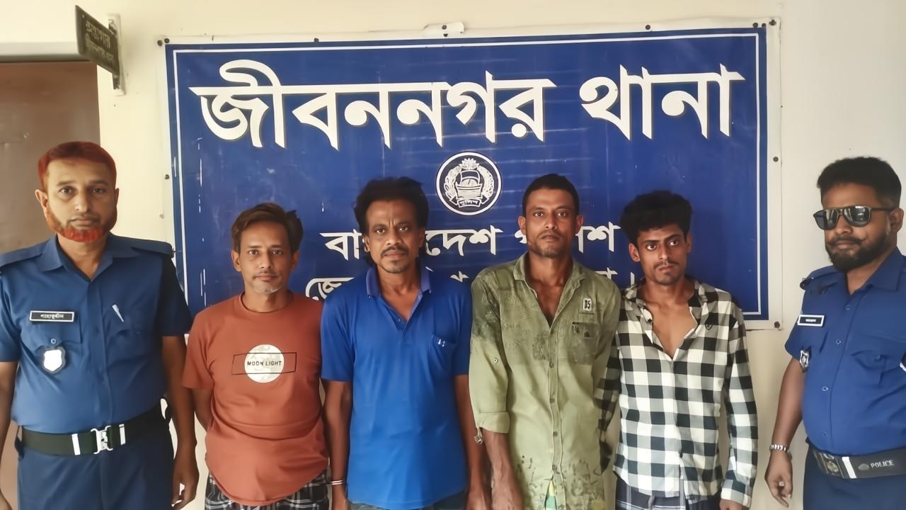চুয়াডাঙ্গায় পুলিশের বিশেষ অভিযান: জীবননগরে মাদক মামলার ওয়ারেন্টভুক্ত ৪ আসামি গ্রেফতার