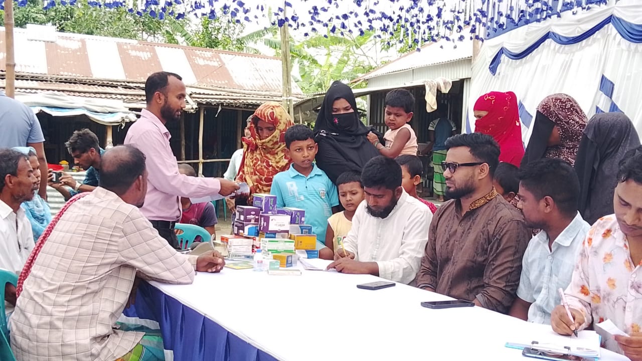 বেলকুচিতে আর্ত মানবতার সেবায় ফ্রি মেডিকেল ক্যাম্প স্থাপন, প্রায় : ২ হাজার মানুষের চিকিৎসাসেবা প্রদানের উদ্যোগ–
