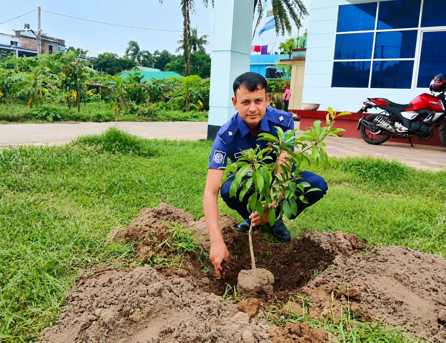 আইনশৃঙ্খলার পাশাপাশি পরিবেশ রক্ষায় ওসির ব্যতিক্রমী উদ্যোগ: ধামইরহাট থানায় বৃক্ষরোপণ;