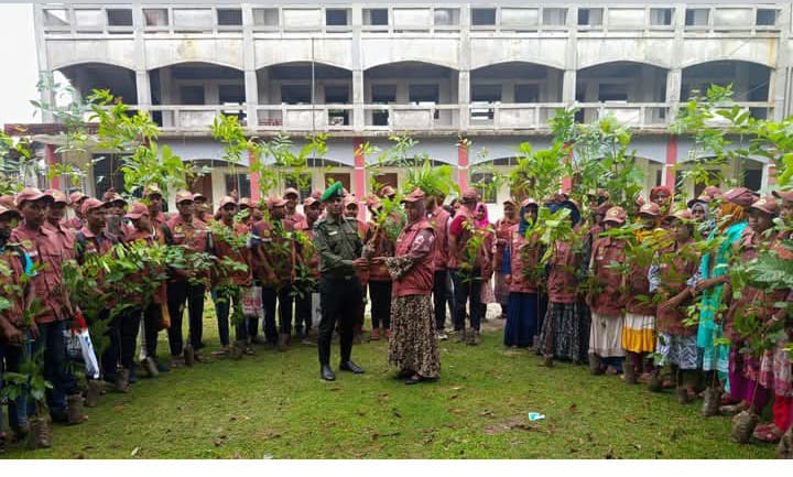 ডিমলায় ভিডিপি মৌলিক প্রশিক্ষণে রংপুর রেঞ্জের উপমহাপরিচালকের পাঠদান ও গাছের চারা বিতরণ