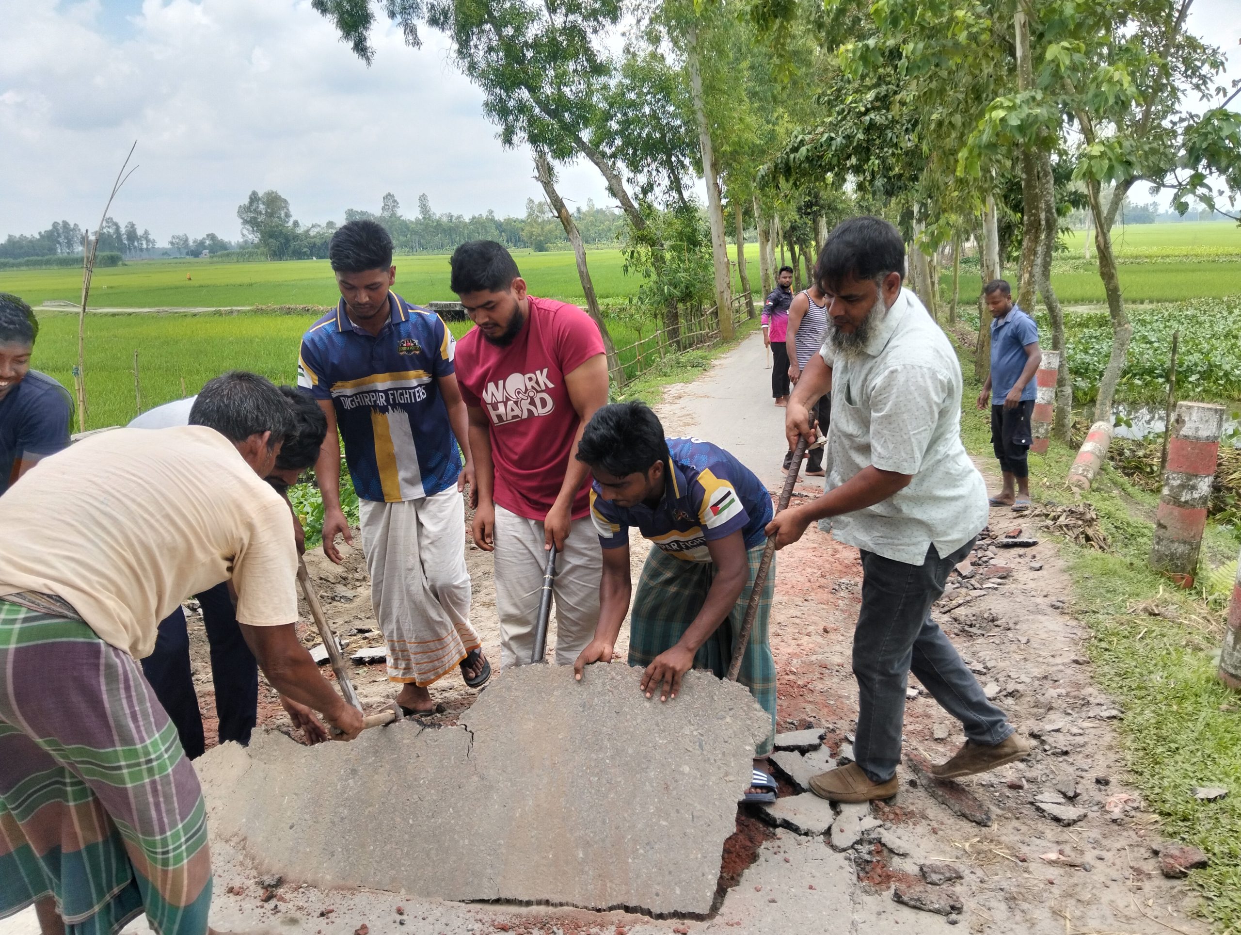 কৈমারীতে ঝুঁকিপূর্ণ সড়ক সংস্কারে স্বেচ্ছাশ্রমে নবজাগরণ সোসাইটি, দীর্ঘদিনের ভোগান্তি লাঘবে এলাকাবাসী ও প্রার্থীদের সহযোগিতায় গর্ত ভরাটের কাজ শুরু